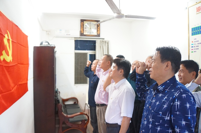 我处党员学习和传达《中共海南师范大学委员会关于认真学习贯彻党的十九大精神的实施意见》