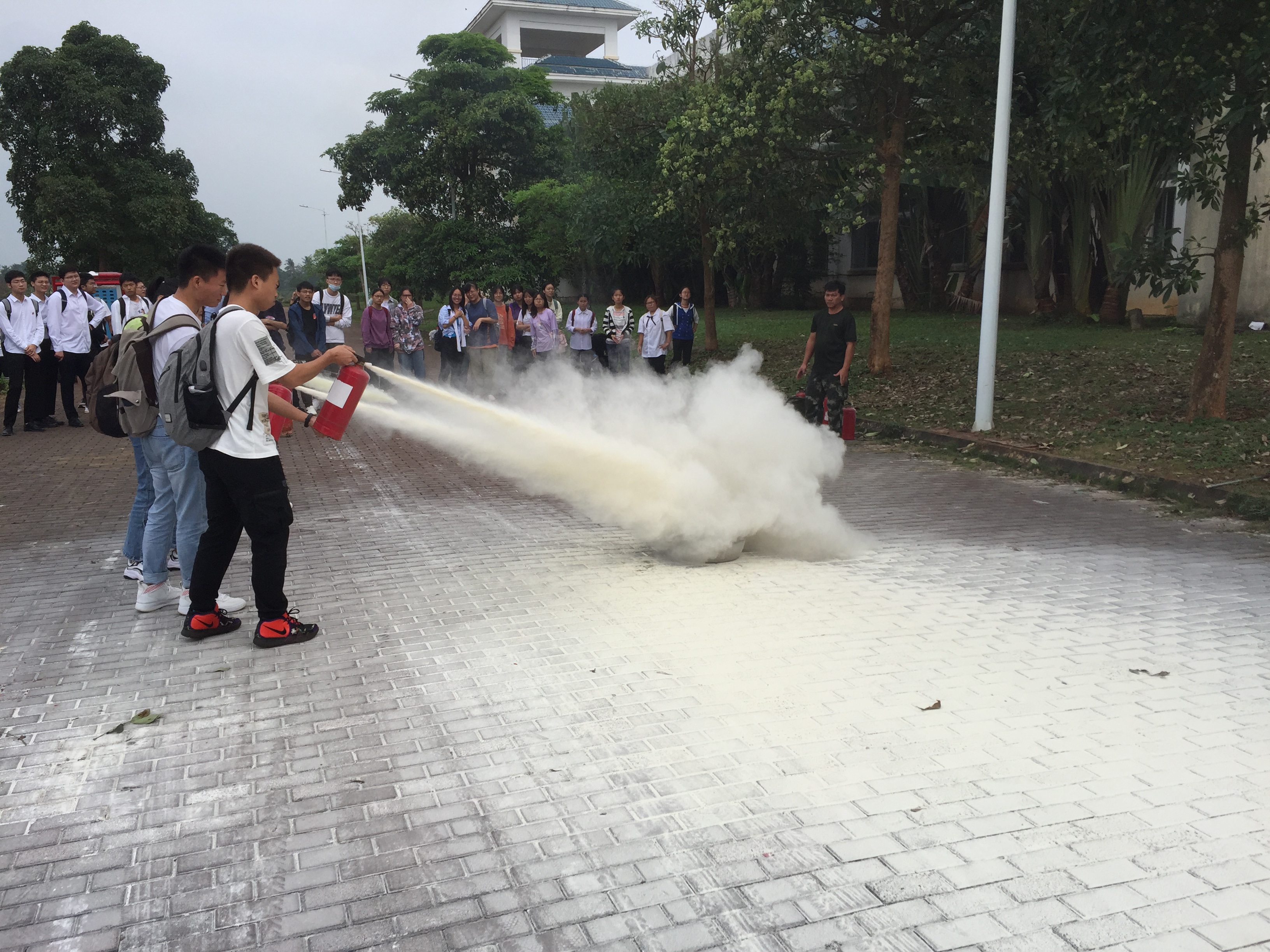 我处受邀为化学与化工学院学生举办消防培训