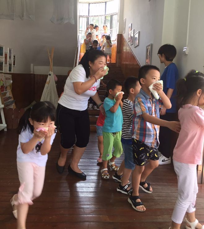 附属幼儿园组织消防疏散演练