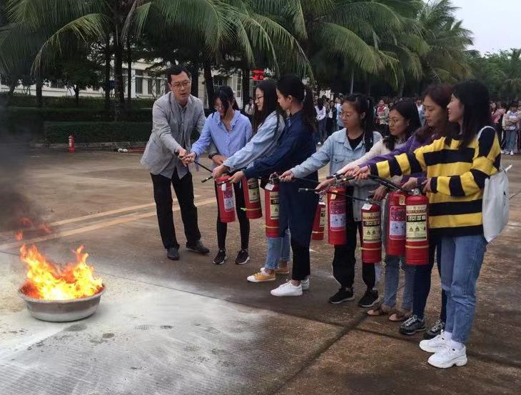 化工学院组织学生消防安全教育